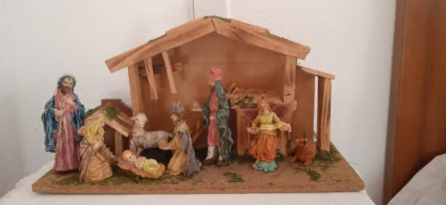 Presepe in legno con figure in ceramica