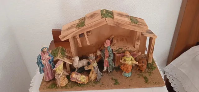 Presepe in legno con figure in ceramica