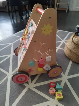 Andador infantil de madera con juegos