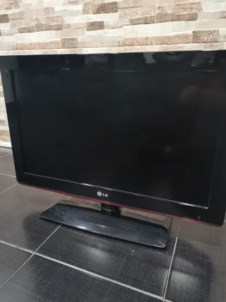 Televisor LG Negro y Rojo
