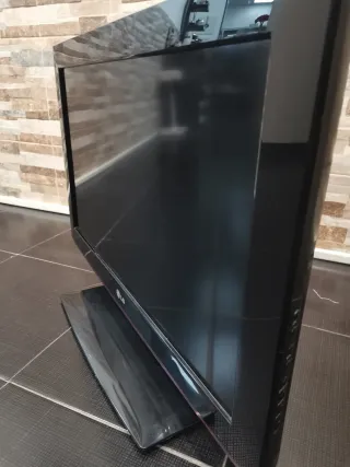 Televisor LG Negro y Rojo