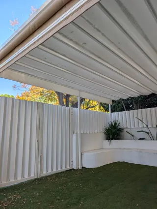Pérgola + Toldo lateral (lluvia y sol)