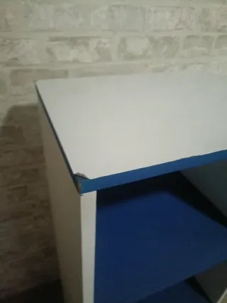 Estantería blanca y azul de madera