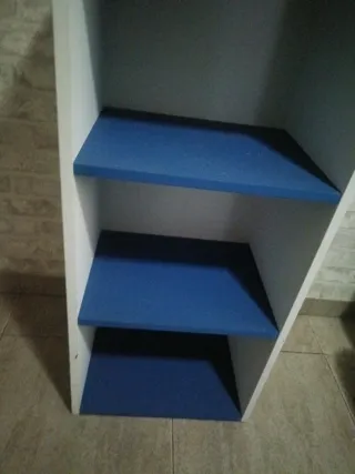Estantería blanca y azul de madera