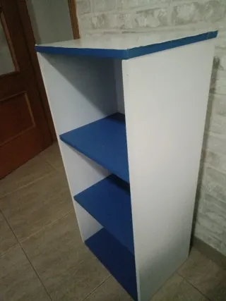 Estantería blanca y azul de madera