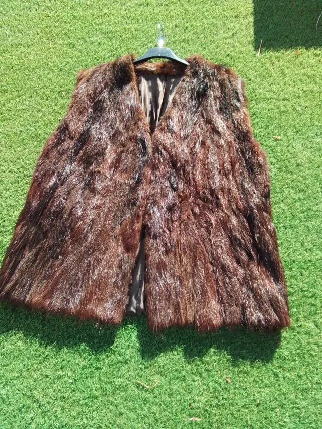 Chaleco de piel marrón