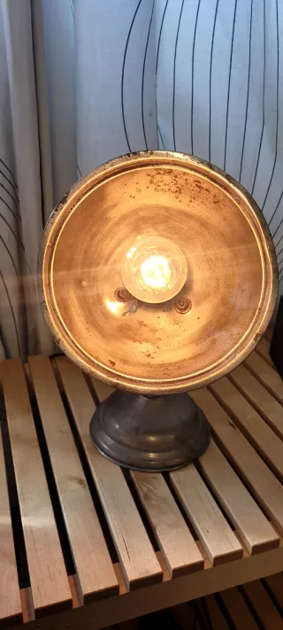 Lámpara antigua " EN LA MESA DE EDISON"