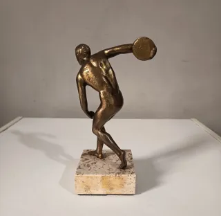 Scultura in bronzo  "Discobolo" su base in marmo