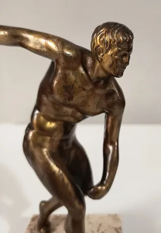Scultura in bronzo  "Discobolo" su base in marmo