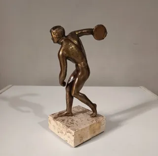 Scultura in bronzo  "Discobolo" su base in marmo