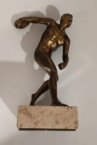 Scultura in bronzo  "Discobolo" su base in marmo