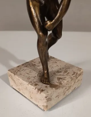 Scultura in bronzo  "Discobolo" su base in marmo