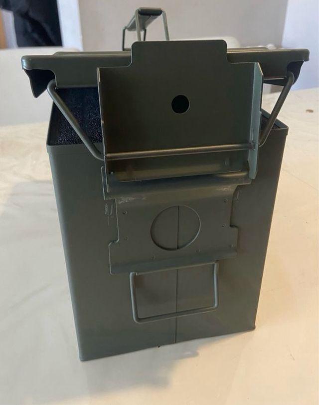 Caja de metal verde para ordenación