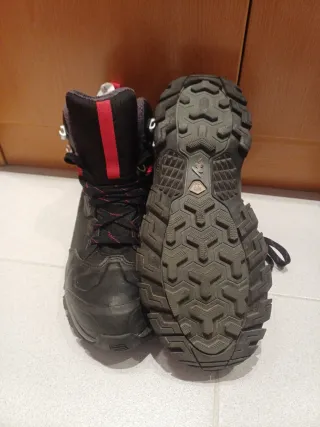 Botas de montaña Quechua negras y rojas