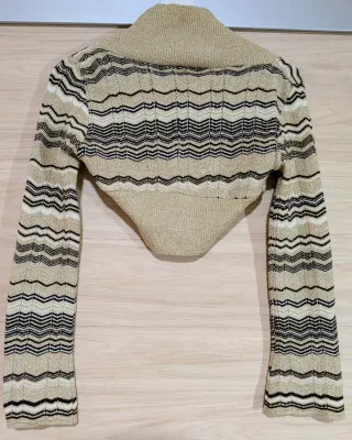 Chaqueta corta dorada con estampado zig-zag