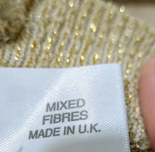 Chaqueta corta dorada con estampado zig-zag