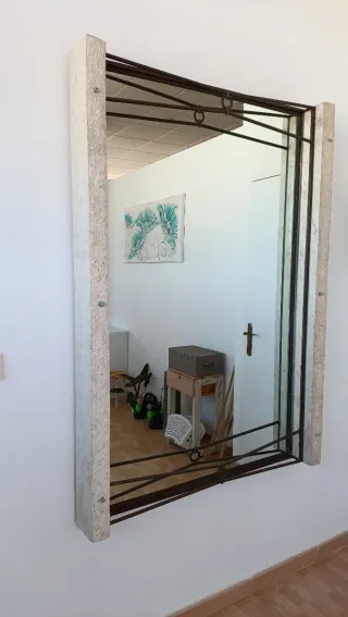 Mesa de centro y espejo de cristal y piedra