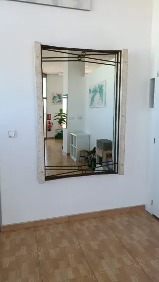 Mesa de centro y espejo de cristal y piedra