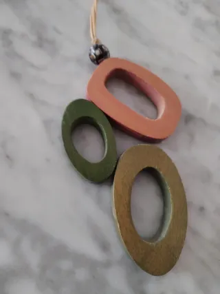 Colgante de cuello con aros de madera