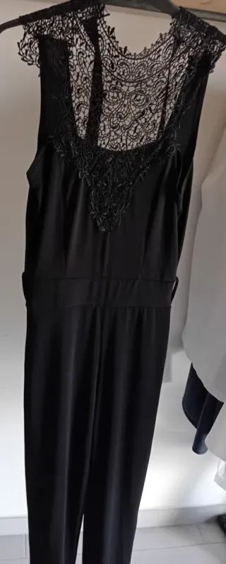 Tuta elegante con pizzo nero