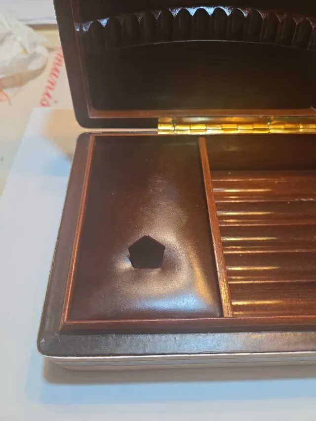 Tabaquera francesa antigua piel y madera