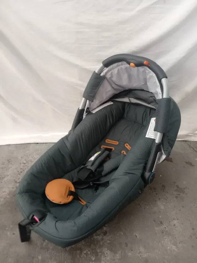 Passeggino per bambini in grigio scuro con dettagli arancione