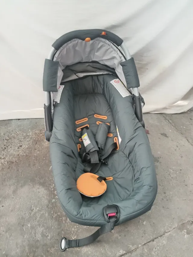 Passeggino per bambini in grigio scuro con dettagli arancione