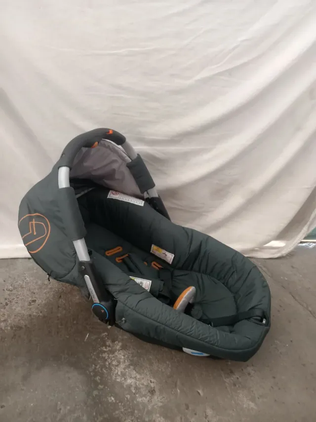 Passeggino per bambini in grigio scuro con dettagli arancione