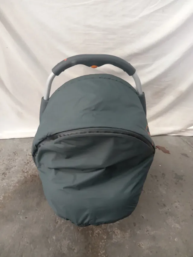 Passeggino per bambini in grigio scuro con dettagli arancione