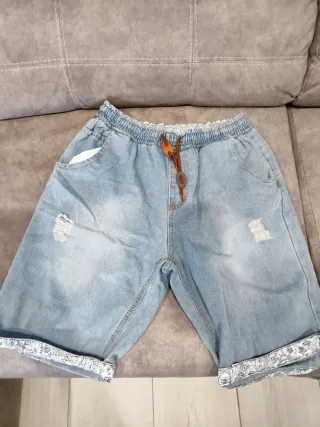 Vaqueros cortos elásticos desgastados