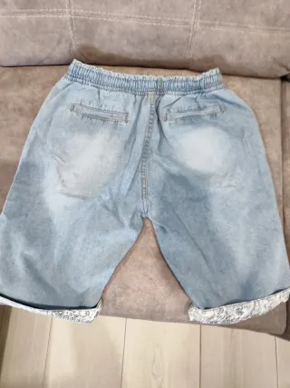 Vaqueros cortos elásticos desgastados