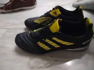 Zapatillas Adidas Negras y Amarillas