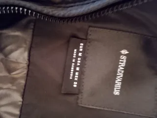 Cazadora acolchada Stradivarius negra