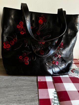 Bolso Lamarthe Negro con Flores Rojas