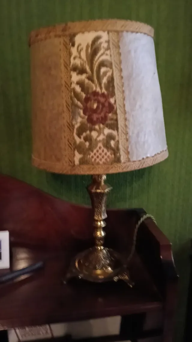 Lámpara de mesa dorada antigua de cobre pesado