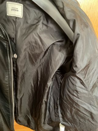 Cazadora efecto piel negra chica