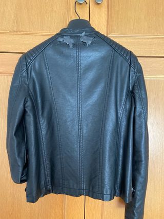 Cazadora efecto piel negra chica