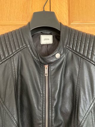 Cazadora efecto piel negra chica