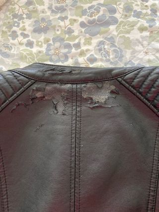 Cazadora efecto piel negra chica