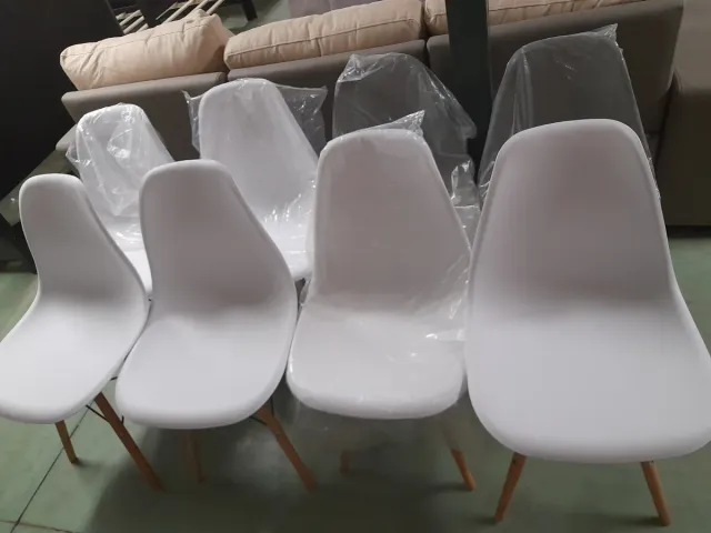 Sillas blancas patas madera, precio por unidad/25€
