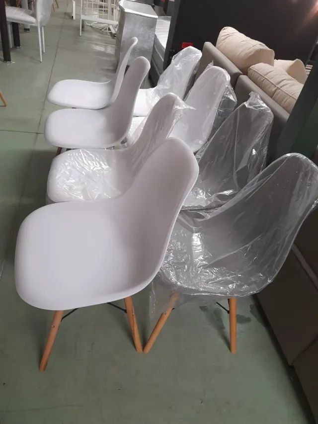 Sillas blancas patas madera, precio por unidad/25€