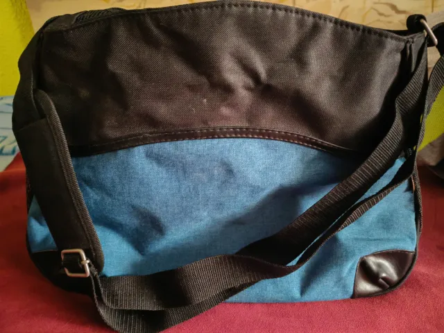 Bolso bandolera azul y negro para mascotas