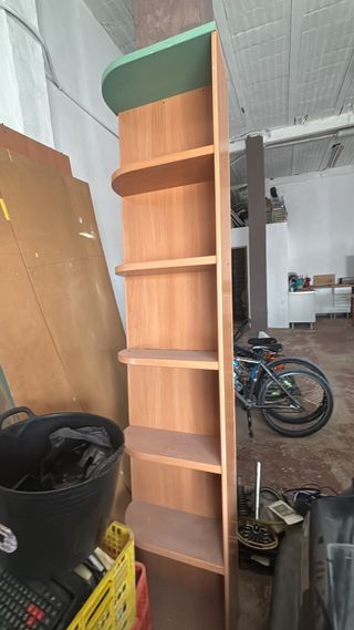 Estantería de madera con baldas verdes