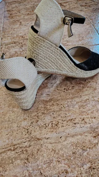 Sandalias cuña beige y negro en perfecto estado