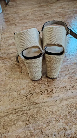 Sandalias cuña beige y negro en perfecto estado