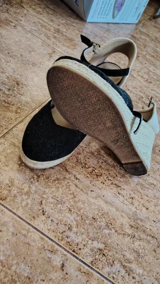 Sandalias cuña beige y negro en perfecto estado