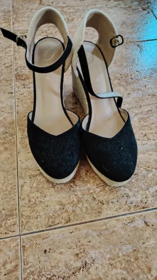 Sandalias cuña beige y negro en perfecto estado