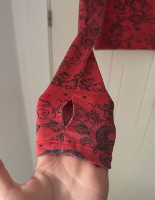 Crop top dragones cuello alto rojo