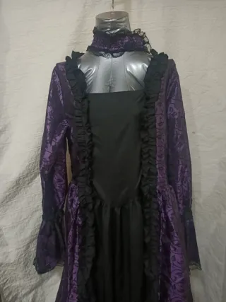 Vestido gótico medieval morado y negro