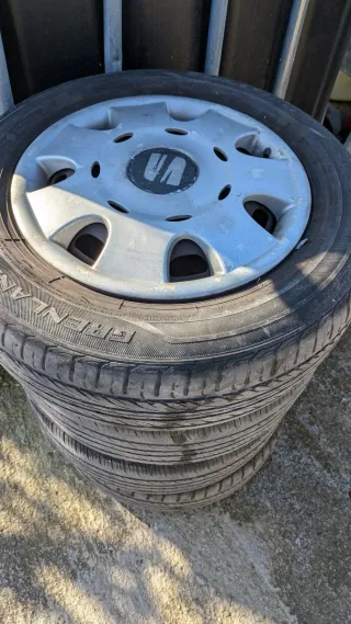 Ruedas de coche con tapacubos